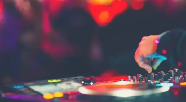 Jak zostać DJ-em w klubie i uniknąć najczęstszych błędów
