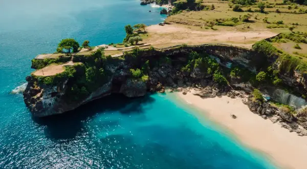 Malownicze klify i piaszczyste plaże Bali, z turkusową wodą oceanu. Idealne miejsce na relaks.