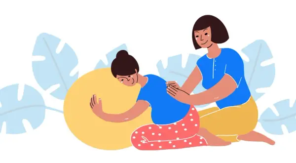 Una doula apoya a una mujer embarazada en una pelota de parto, ofreciendo consuelo y ayuda.