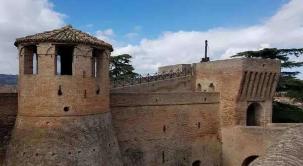 Rocche e torri in mattoni a Mondavio, cosa vedere per un viaggio nella storia.