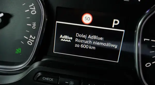Niski poziom AdBlue. Rozruch niemożliwy za 600 km. Monitoruj zużycie AdBlue na 100km.