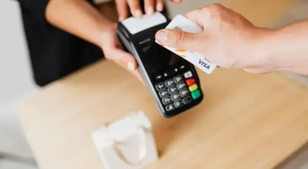 Płatność kartą zbliżeniową. Zastanawiasz się, czy można wcześniej spłacić leasing?