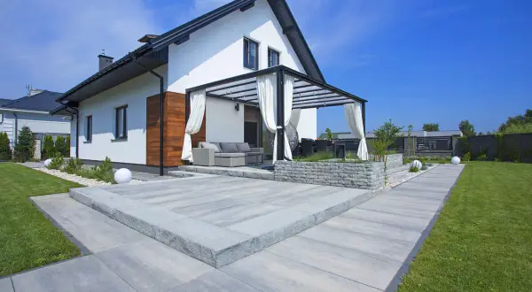 Jaki beton na zewnątrz - wybierz najlepszy materiał na taras i schody