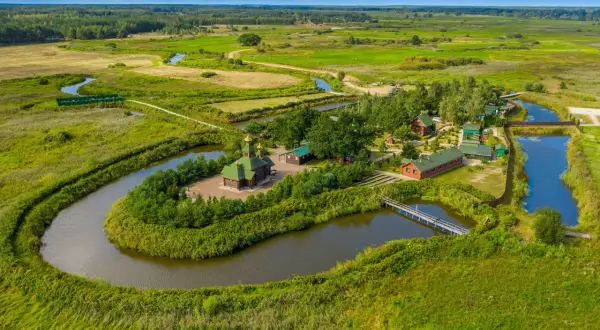 Malownicze Podlasie zachęca do odkrywania. Z bonem turystycznym zobaczysz cerkiew nad zakolem rzeki i urokliwe domki.