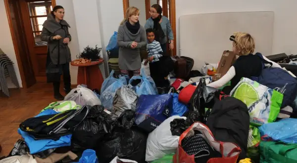 Czy można oddać ubrania do domu samotnej matki? Sprawdź, jak pomóc potrzebującym