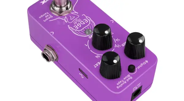 Fioletowy efekt gitarowy "Edge Delay" z pokrętłami Mix, Time i Repeat. Pozwala na tworzenie ciekawych brzmień z opóźnieniem.