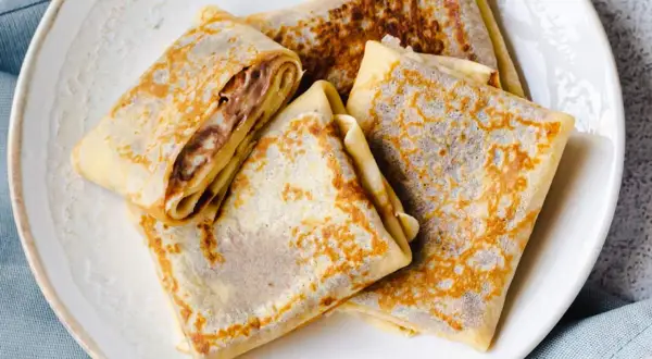 Gefaltete Crêpes mit Schokoladencreme-Füllung, ein köstliches Crêpes Rezept für süße Momente.