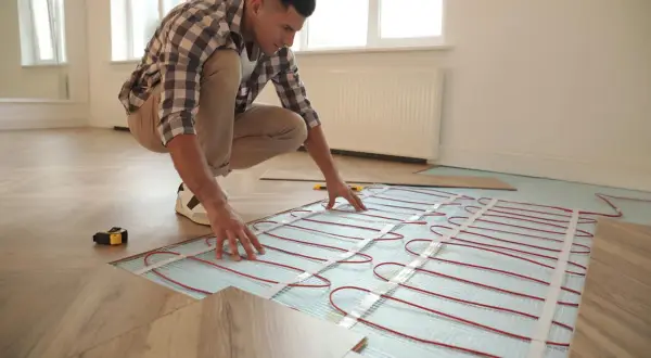 Montaż ogrzewania podłogowego w bloku. Sprawdzamy koszt i możliwości instalacji nowoczesnego systemu grzewczego.
