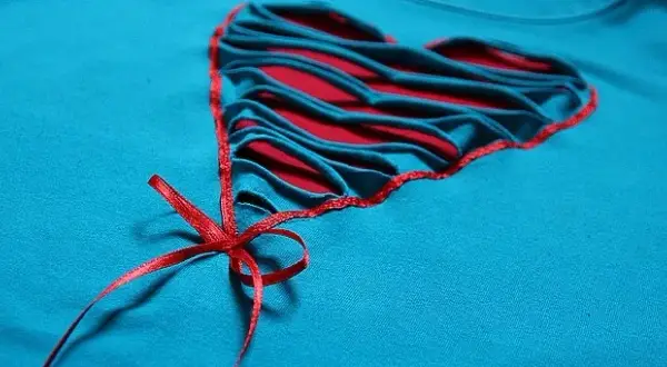 Jak stworzyć wyjątkową koszulkę z pocałunkiem DIY na każdą okazję