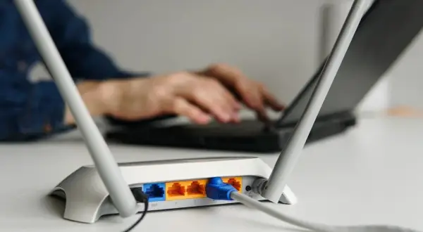 Jakim kablem połączyć router z komputerem, aby uniknąć problemów?