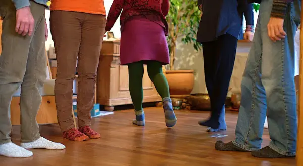 Menschen im Kreis, Füße auf dem Holzboden. Was geht, Lindlar?