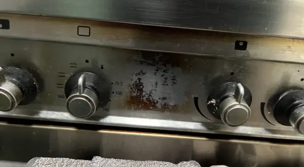 Starke Verschmutzungen am Bedienfeld eines Backofens. Zeit für Hausmittel zum Backofen reinigen!