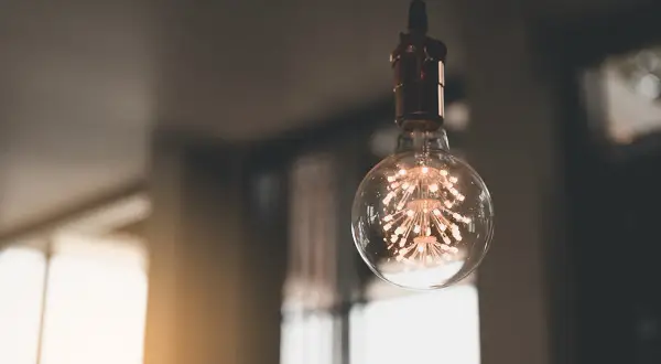 Żarówka w stylu retro, przypominająca dmuchawiec, emituje ciepłe światło. Trudno określić, ile lumenów ma, ale tworzy przytulną atmosferę.
