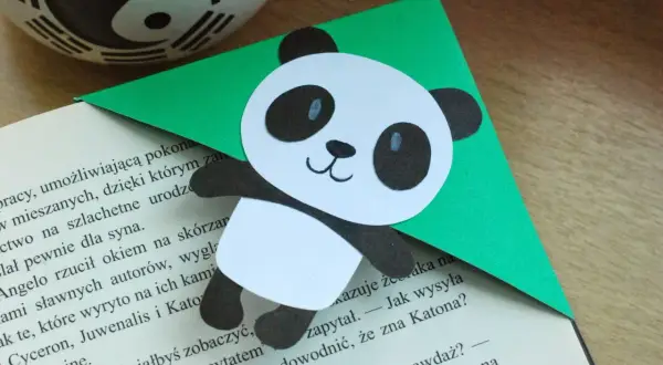 Urocza zakładka do książki praca plastyczna z pandą na zielonym rogu. Idealna dla miłośników czytania i zwierząt.