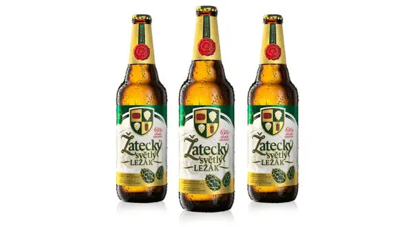 Trzy butelki orzeźwiającego piwa czeskiego, zroszone i gotowe do degustacji.