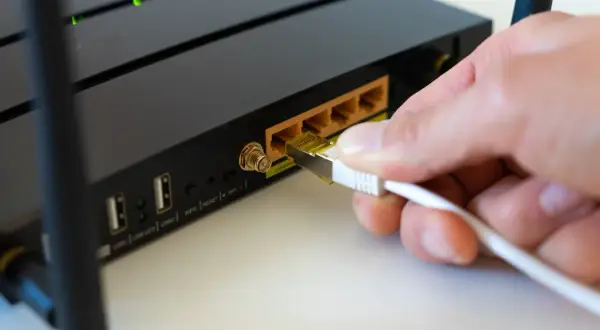 Podłącz komputer do internetu kablem: Szybki poradnik i rozwiązania