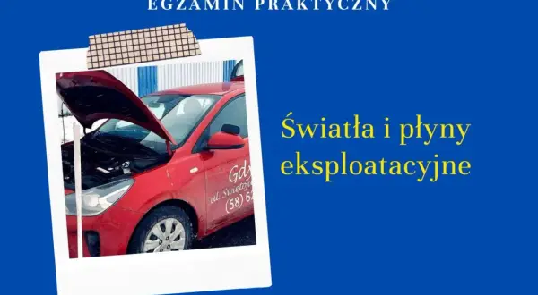 Czerwony Kia Rio z otwartą maską, przygotowany do egzaminu praktycznego. Sprawdzane są światła i płyny eksploatacyjne.