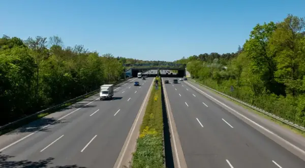 Autostrada w słoneczny dzień, idealna na niedzielny wypad. Gdzie jechać w niedzielę Śląsk? Właśnie tam!