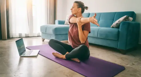 Joga w domu: Twój przewodnik po pierwszych krokach i korzyściach