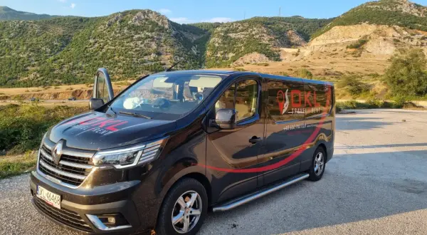 Czarny bus OKL Travel Rent gotowy do podróży. Chcesz wiedzieć, ile kosztuje bus do Niemiec? Zapytaj przewoźnika!
