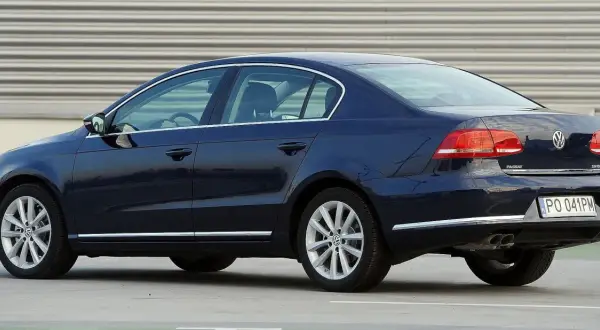 Ciemnoniebieski Passat B7 z silnikiem 2.0 TDI. Zastanawiasz się, jaki silnik wybrać do swojego Passata B7?