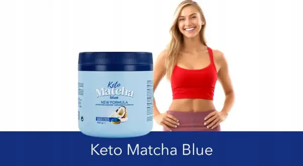 Keto Matcha Blue - opakowanie produktu i uśmiechnięta kobieta w czerwonym topie.