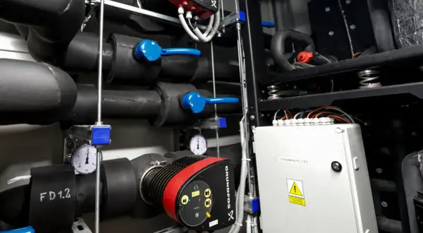 Instalacja grzewcza z pompą Grundfos. Widać rury, zawory i manometry, kluczowe dla efektywności pompy ciepła.