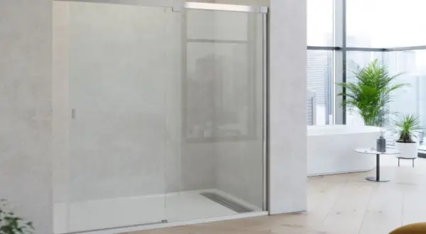 Une douche moderne avec une paroi en verre, parfaite pour nettoyer vitre douche. La salle de bain lumineuse offre une vue sur la ville.