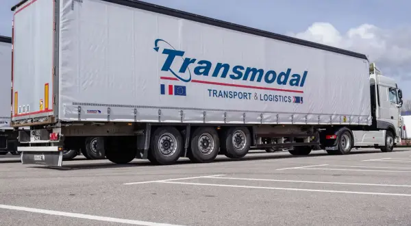 Semi-remorque Transmodal Transport & Logistics. La hauteur intérieure de la semi-remorque est optimisée pour le transport de marchandises.