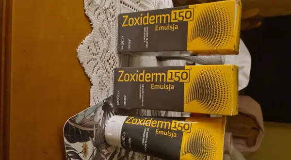 Trzy opakowania emulsji Zoxiderm 150 do skóry gładkiej i owłosionej, każdy po 150 ml.