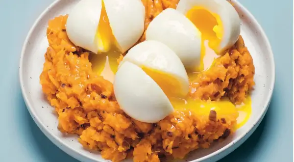 Puré de batata con huevos escalfados, una de las recetas con huevos más sencillas y deliciosas.
