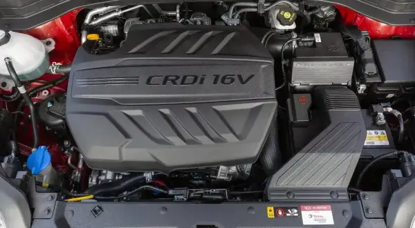 Silnik 1.7 CRDi 16V w komorze silnika. Zastanawiasz się, ile przejedzie silnik 1.7 CRDi? Dbałość o jego stan to klucz do długowieczności.