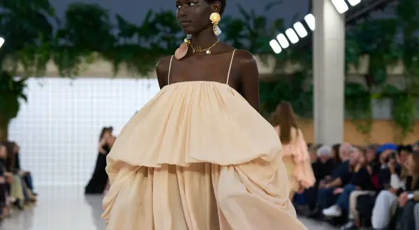 Modelo luce un vestido vaporoso color melocotón, con volantes y escote strapless. Un ejemplo de que es el estilo boho: libre y etéreo.