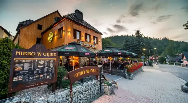 Szukasz miejsca, gdzie zjeść w Karpaczu? Restauracja "Niebo w Gębie" zaprasza na pyszne dania, zlokalizowana przy urokliwej drodze.