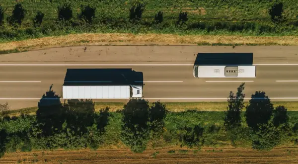 Ciężarówka i autobus jadą drogą. Zastanawiasz się, ile kosztuje tona klińca drogowego?