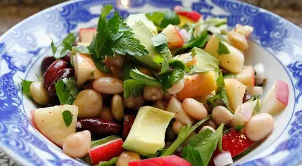 Ensalada de alubias blancas: tu receta fácil, fresca y nutritiva