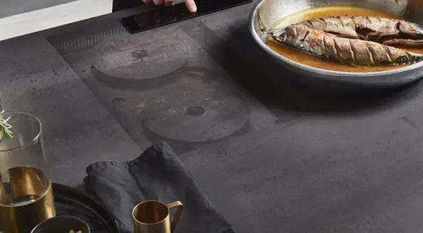 Jak naturalnie zintegrować płytę indukcyjną w blacie kamiennym