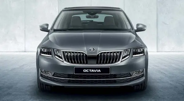 Szara Skoda Octavia z przodu, z widocznym grillem i światłami. Poznaj jej imponujące skoda octavia wymiary.