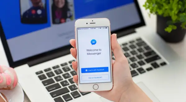 Chcesz wiedzieć, jak usunąć wszystkie wiadomości z Messengera? Na ekranie telefonu widzisz ekran logowania do aplikacji.