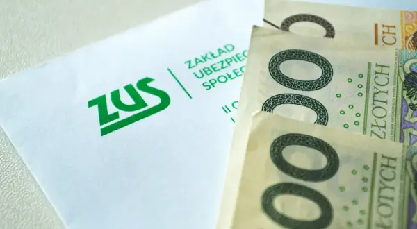 Emerytury czerwcowe najnowsze wiadomości: ZUS i banknoty 100 zł.