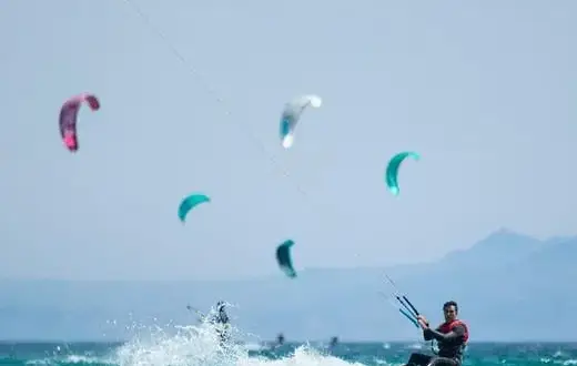 Trapez kitesurfingowy: Jak wybrać idealny dla komfortu i postępów?