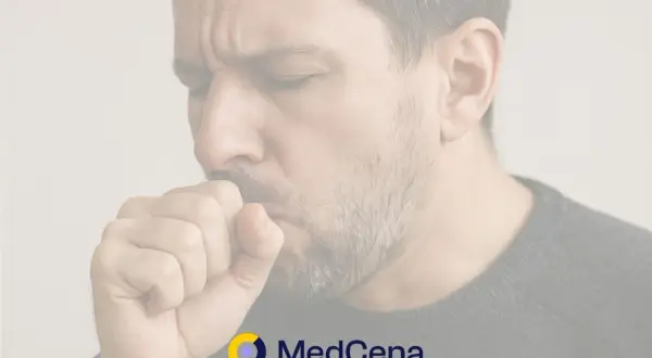 Mężczyzna kaszle, co może sugerować potrzebę wykonania domowego testu na raka płuc. Logo MedCena.
