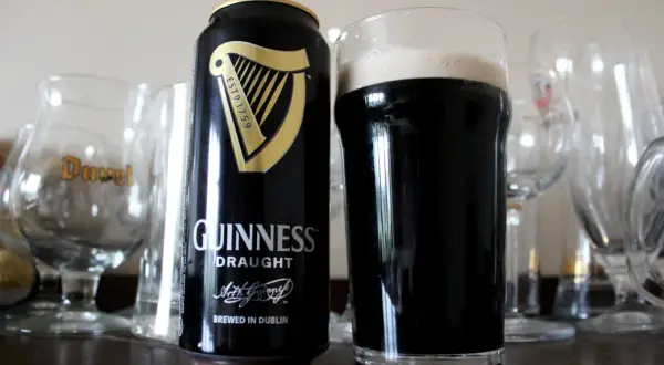Puszka i szklanka Guinness Draught. Czy wiesz, ile procent ma Guinness? To 4,2% alkoholu.