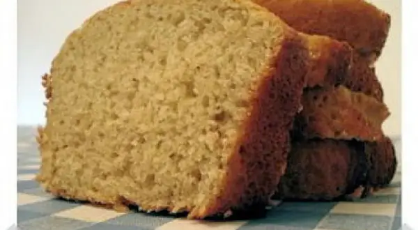 Tranches d'un délicieux gâteau à la banane, parfait pour une recette facile.