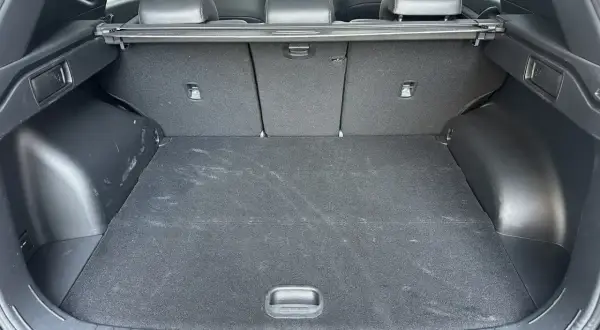 Pusta przestrzeń bagażowa Hyundai Tucson, idealna do przewożenia zakupów lub bagażu. Poznaj wymiary bagażnika!