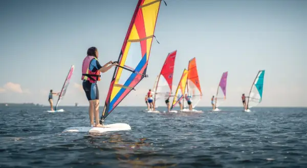 Ile trwa nauka windsurfingu? Podstawy w 3h, samodzielność w tydzień!