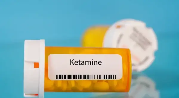 Pigułki w pomarańczowej butelce z etykietą "Ketamine". Co to jest ketamina? Lek stosowany w medycynie.