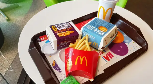 Zestaw McDonald's: 6 McNuggets, frytki, Filet-O-Fish i napój. Zastanawiasz się nad mcnuggets kcal?