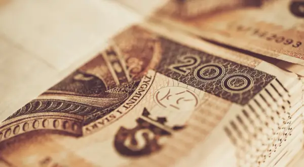 Zbliżenie na banknot 200 zł. Detale ukazują portret i cyfry, sugerując potencjalny misselling w transakcji finansowej.