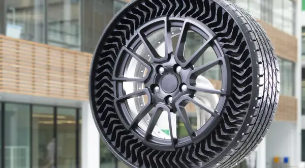 Pneu sans chambre à air avec une structure alvéolaire innovante. Le sens de rotation pneu sans flèche est indiqué par le motif en chevrons.